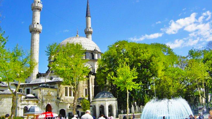 Eyüp Sultan Camii İstanbul’un güzide ibadet adresi