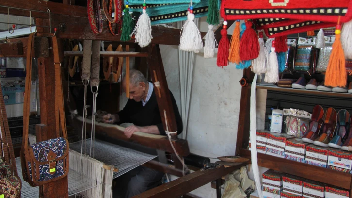 100 yıllık tezgahta dokuduğu kilimleri yurt dışına ihraç ediyor