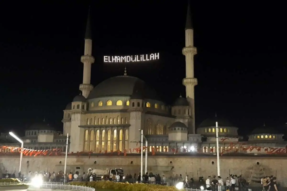 15 Temmuz'un yıldönümü dolayısıyla İstanbul'da camilerde sela okundu