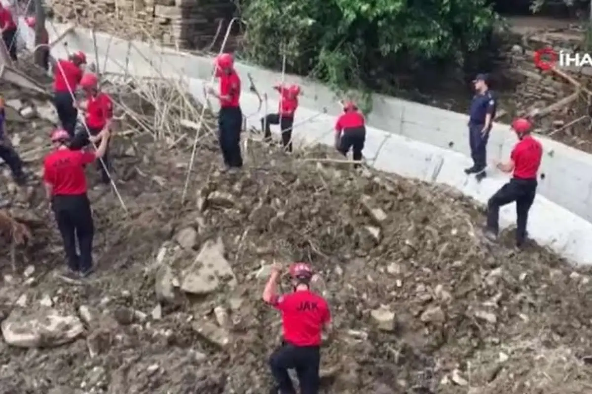 153 kişilik ekip, 84 yaşındaki kayıp kadını arıyor