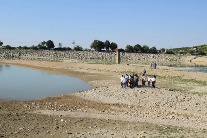 19 yaşındaki genç serinlemek için girdiği gölette boğuldu