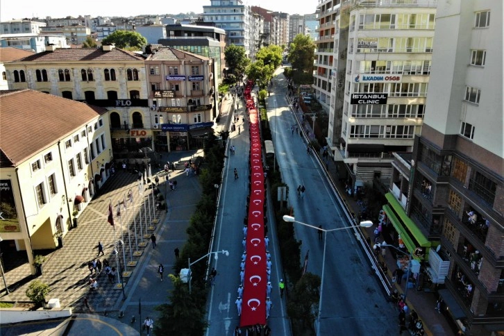 1919 metrelik bayrakla caddeler şenlendi