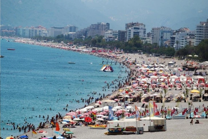 2021 yılını 9 milyonu aşkın turistle tamamlayan Antalya’ya en çok turist Rusya’dan geldi