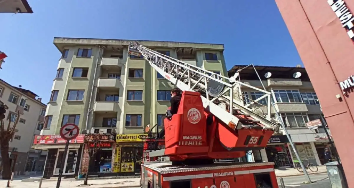 22 yıl önceki depremi gören bina, ekipleri harekete geçirdi