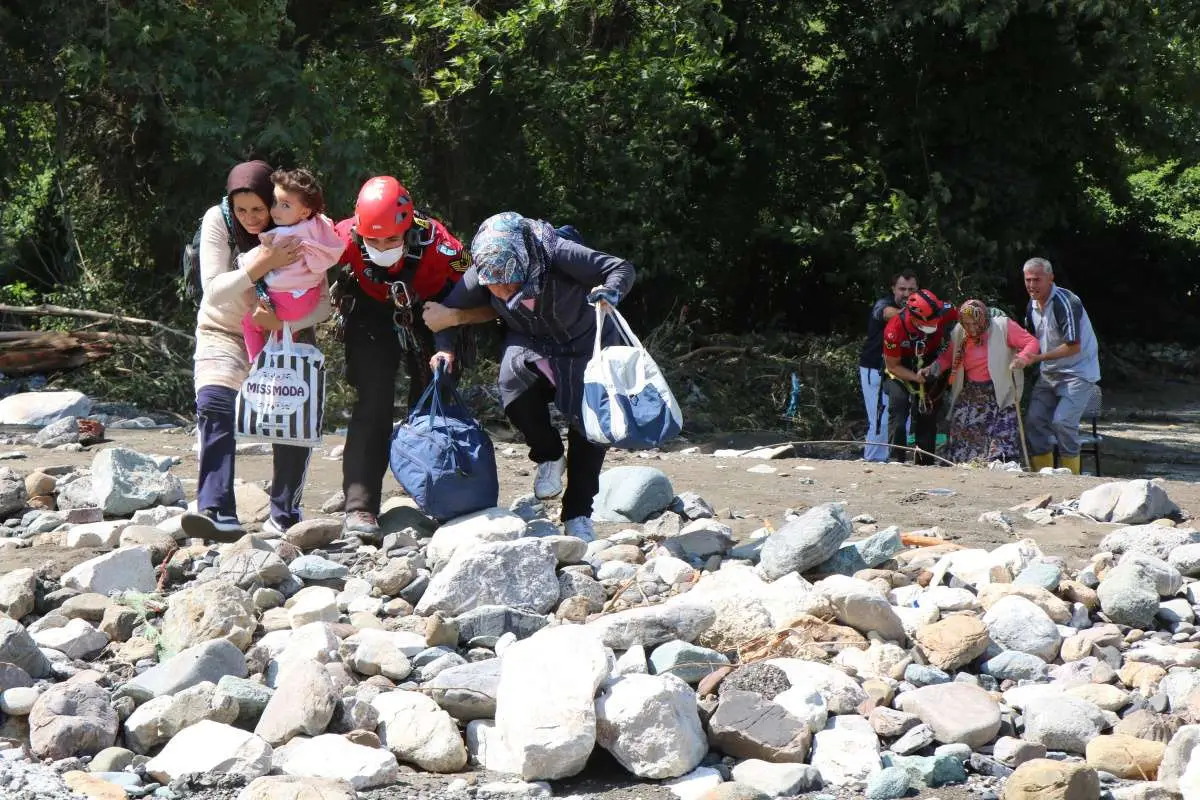 3 gündür yardım bekleyen 5 kişilik aile helikopterle böyle kurtarıldı