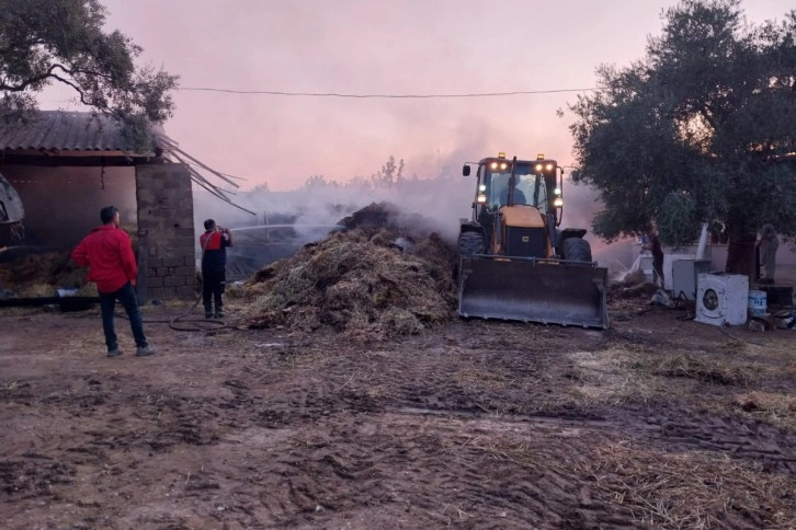 3 ton samanın bulunduğu damda yangın çıktı