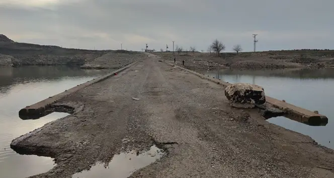 30 yıl önce su altında kalan köprü yeniden gün yüzüne çıktı