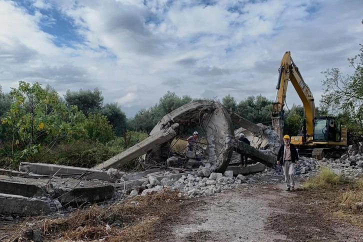 46 yıllık su kulesine kontrollü yıkım