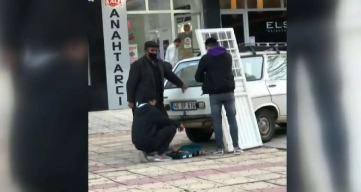 70 lira servis ücreti ödememek için kapıyı söküp tamirciye getirdi