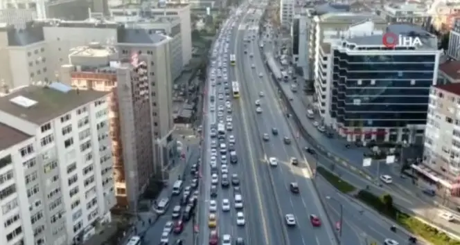 80 saatlik sokağa çıkma kısıtlaması öncesi trafik durma noktasına geldi