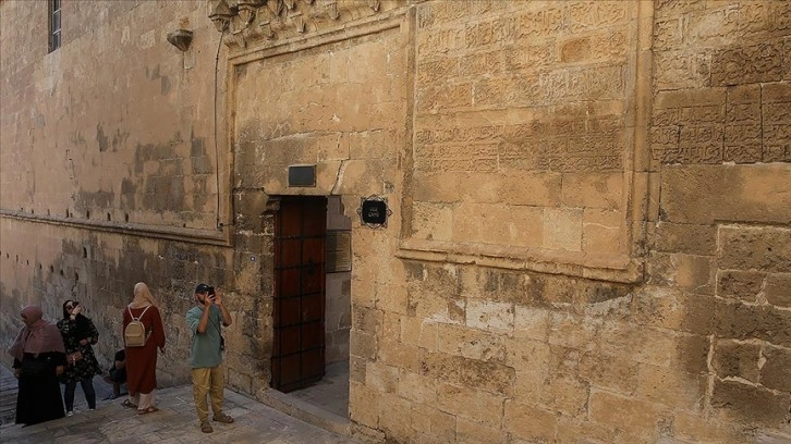 845 yıllık Mardin Ulu Cami'nin duvarındaki 