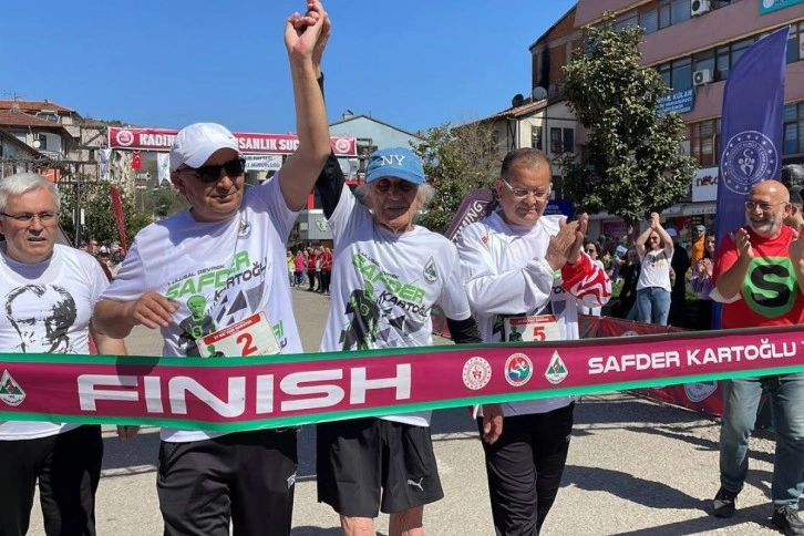 94'lük milli atlet, adına düzenlenen yarı maratonda koştu