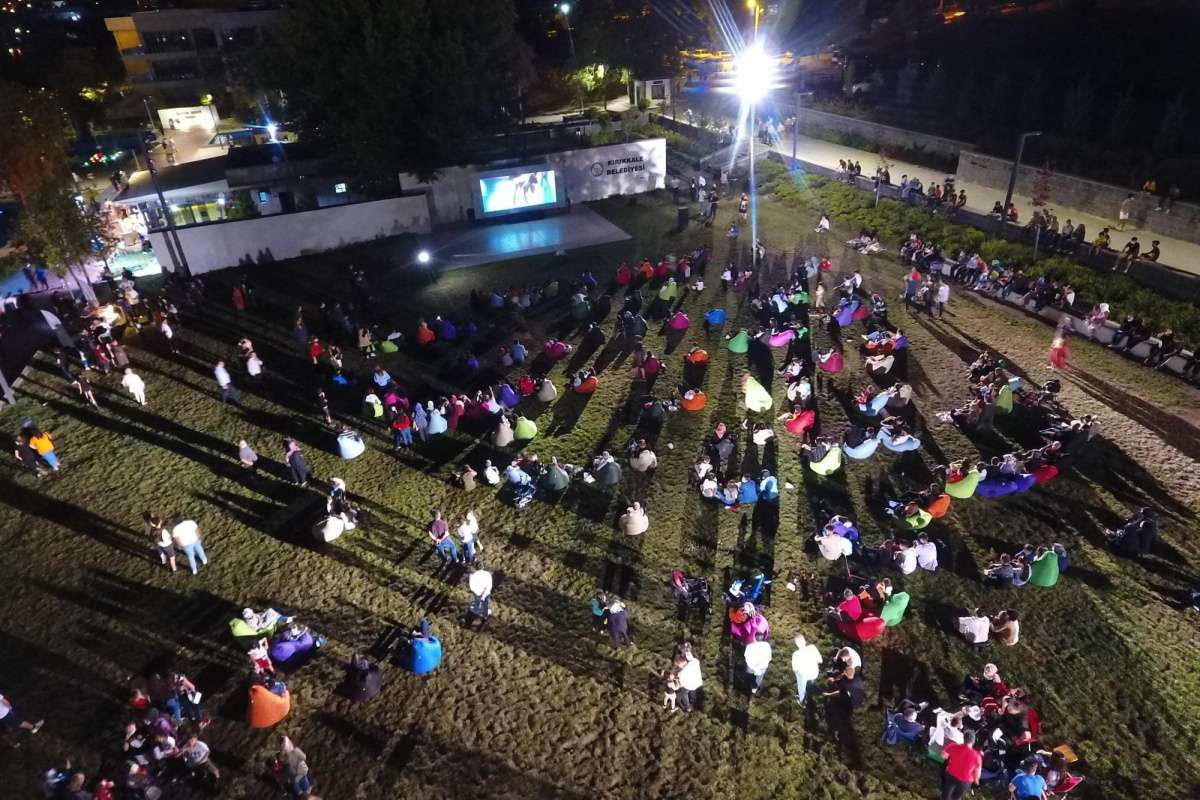 Açık havada sinema keyfi: Vatandaşlar, 15 Temmuz konulu filme yoğun ilgi gösterdi