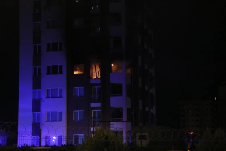 Adana’da 14 katlı apartmanda yangın! 1 daire tamamen küle döndü