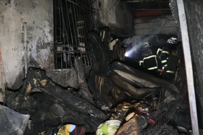 Adana’da müstakil evi benzin döküp ateşe verdiler