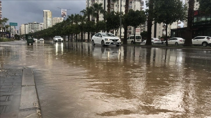 Adana'da sağanak etkili oluyor