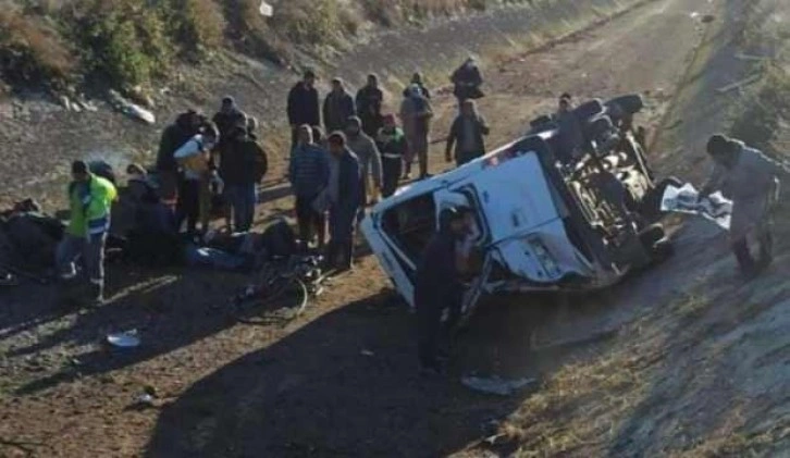 Adana’da tarım işçilerini taşıyan minibüs devrildi: 1 ölü, 10 yaralı