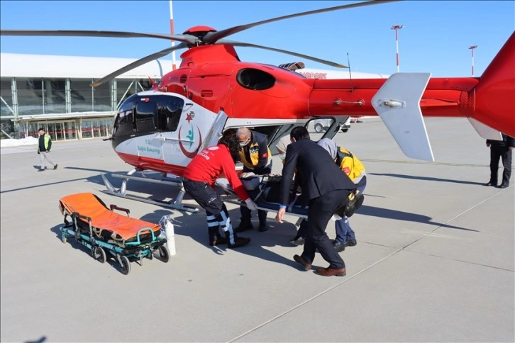 Adıyaman'da ambulans helikopter nefes darlığı yaşayan hasta için havalandı