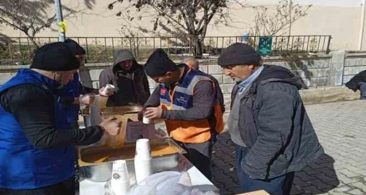 Adıyaman’da depremzedelere sıcak yemek