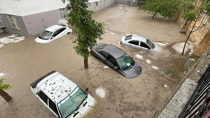 Adıyaman'da sağanak nedeniyle bazı ev ve iş yerlerini su bastı