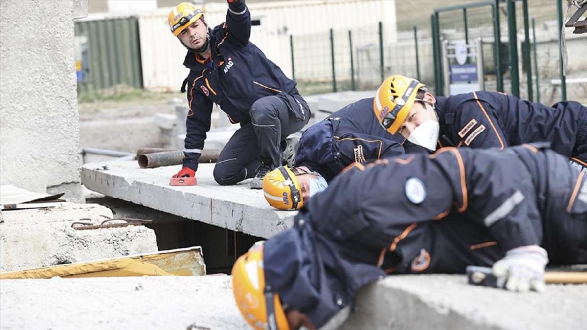 AFAD ekipleri arama kurtarma çalışmalarını 'arkeolog' hassasiyetinde yürütüyor