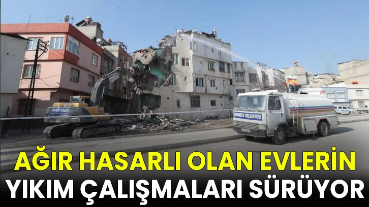 Ağır hasarlı olan evlerin yıkım çalışmaları sürüyor