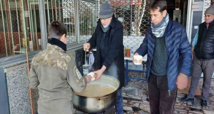 Ailesinden 4 canı kaybetti, acısını içine attı, insanlara yardıma çalışıyor