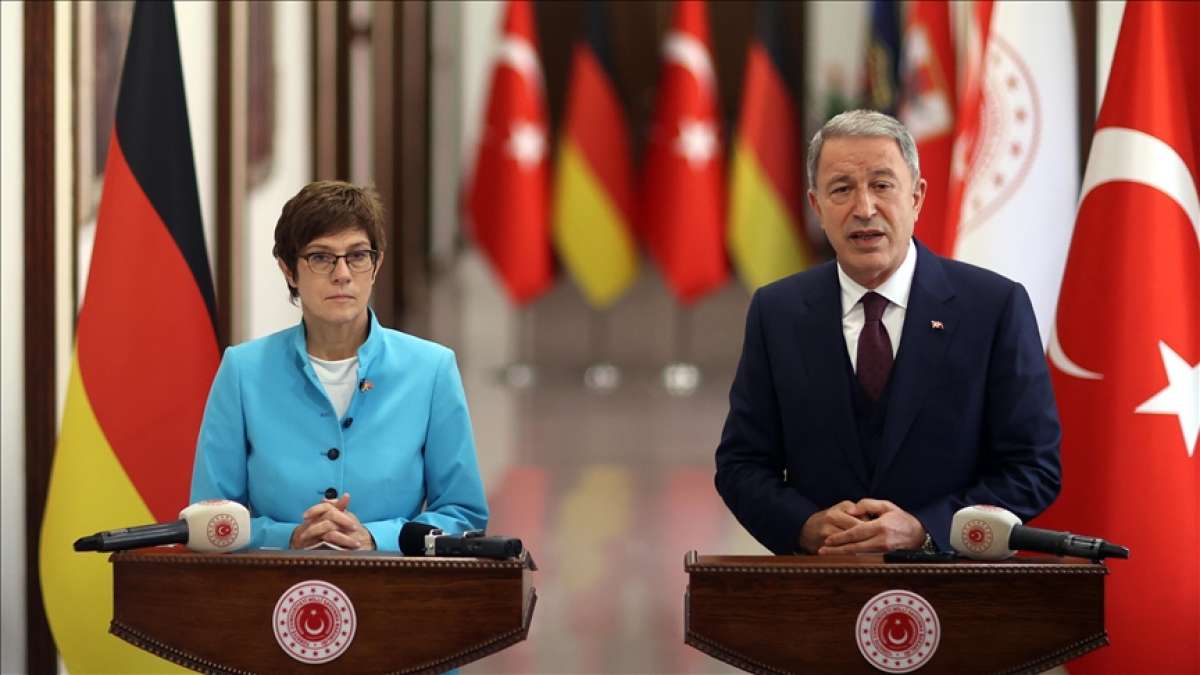 Akar, Almanya Savunma Bakanı Kramp-Karrenbauer ile görüştü