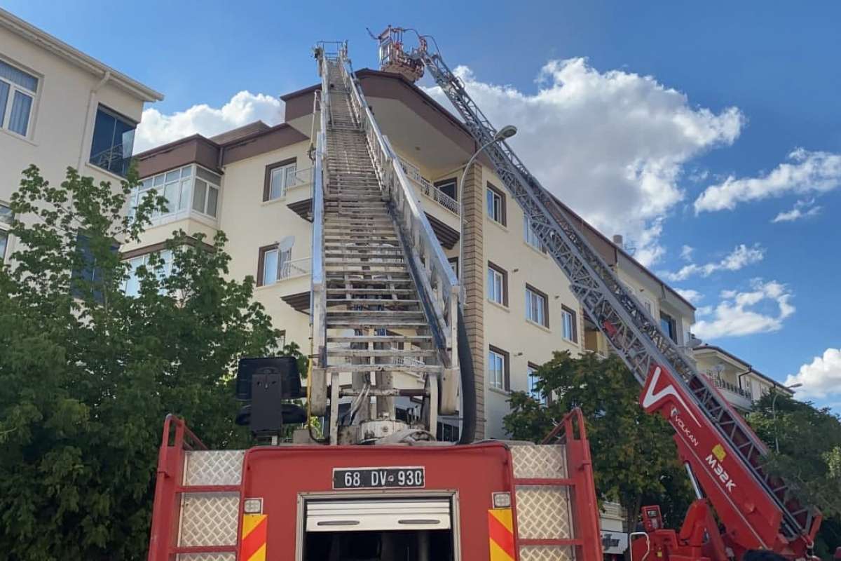 Aksaray'da 4 katlı apartmanın terasında yangın paniği