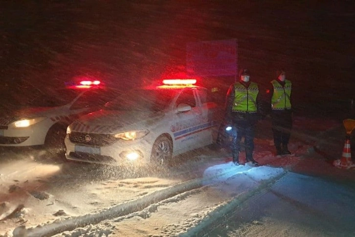 Aksaray’da şiddetli kar ve tipi tüm yolları kapattı