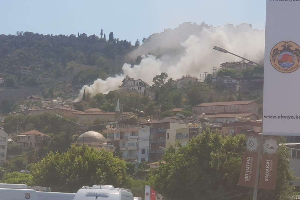 Alanya'da biri orman 2 ayrı yerde çıkan yangın söndürüldü