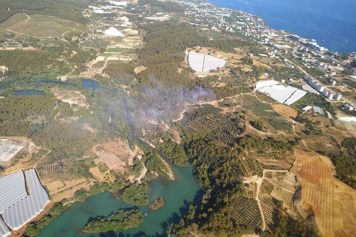 Alanya'da çıkan yangında 1 hektarlık orman arazisi yandı