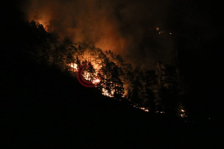 Alanya’daki orman yangınına yakın yerleşim yeri boşaltıldı