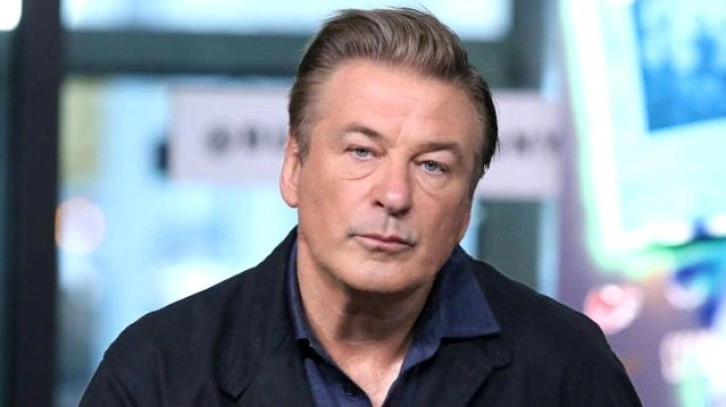 Alec Baldwin'in film setindeki kaza sırasında silahını kameraya doğrulttuğu ortaya çıktı