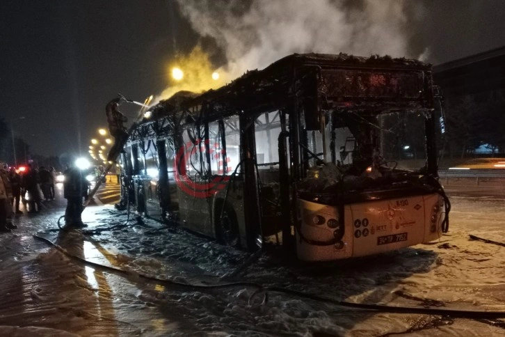 Alev alev yanan İETT otobüsünde patlamalar meydana geldi