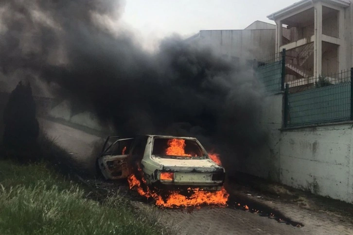 Alev alev yanan otomobil hurda yığınına döndü