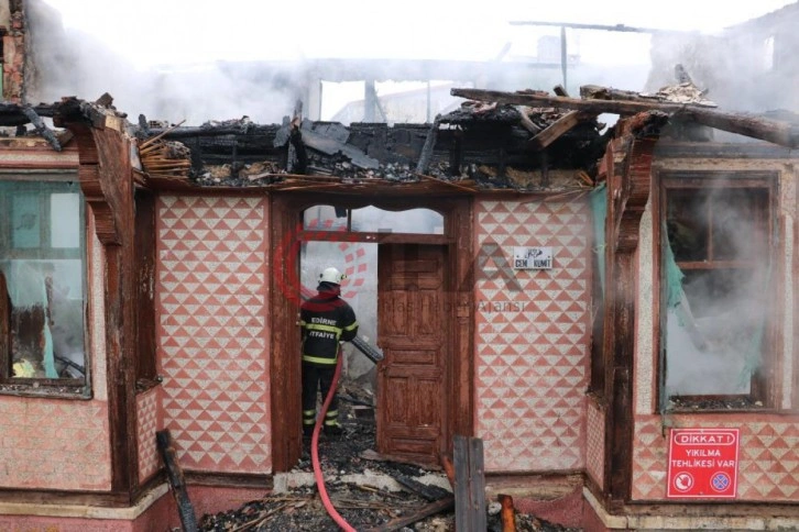 Alevlerin göğe yükseldiği, binanın küle döndüğü yangının boyutu havadan görüntülendi