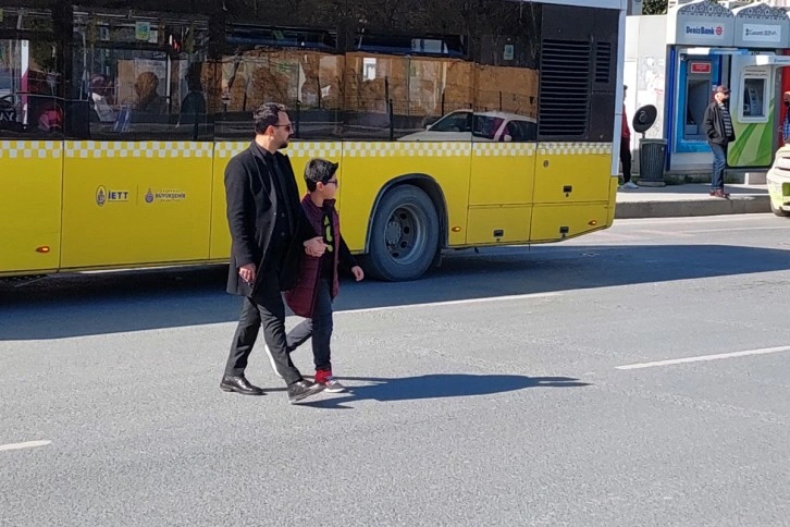 Alibeyköy'de tramvaya ulaşmak isteyen vatandaşların zorlu imtihanı