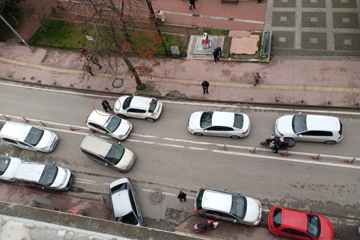 Alkollü vatandaş pırasa sapıyla trafiğe yön verdi