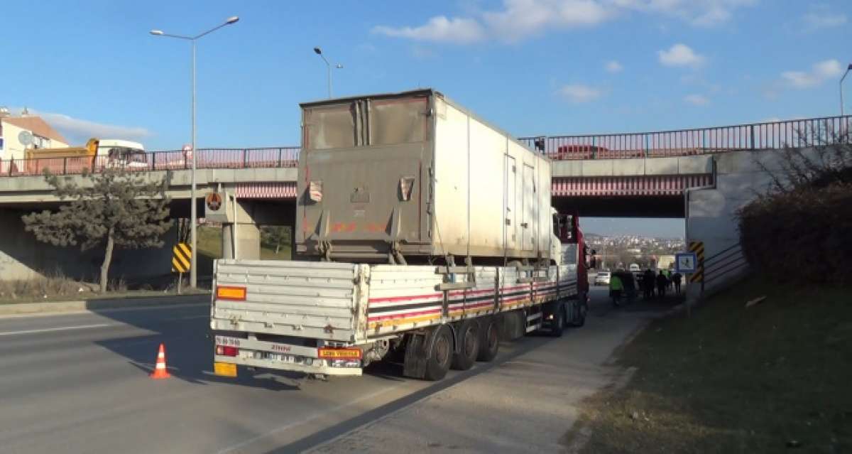 Alt geçide sığmayan tır kazaya sebebiyet verdi