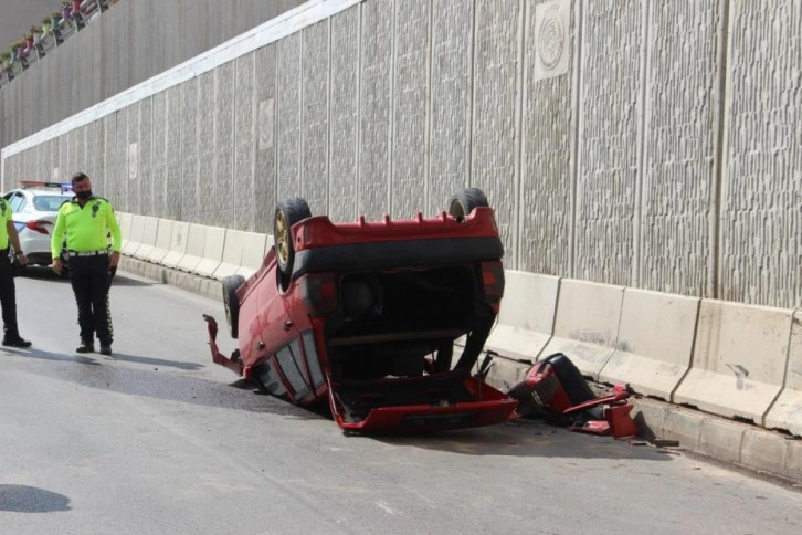 Alt geçitte takla atan otomobildeki anne ve oğlu yaralandı