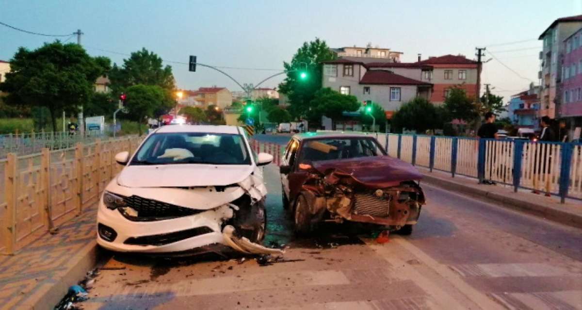 Altgeçide hızlı girince kazayı beraberinde getirdi