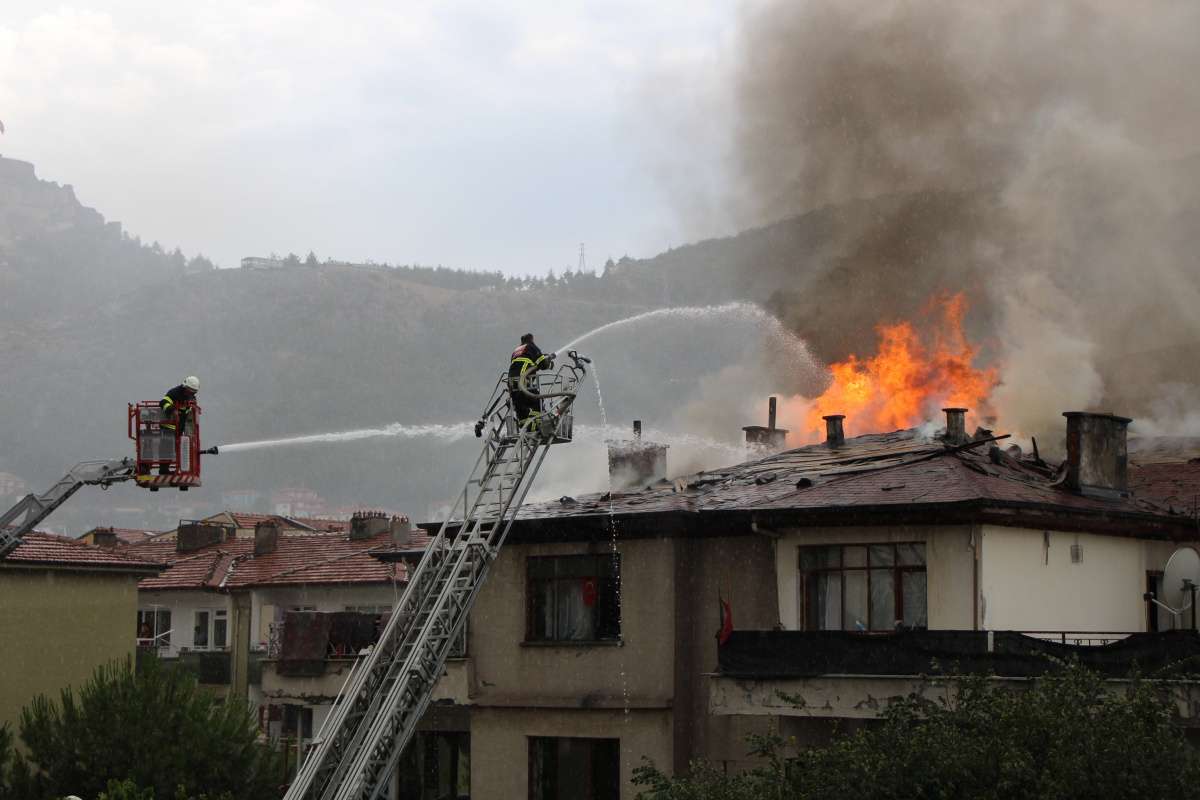 Amasya'da 4 katlı binanın çatısı alev alev yandı