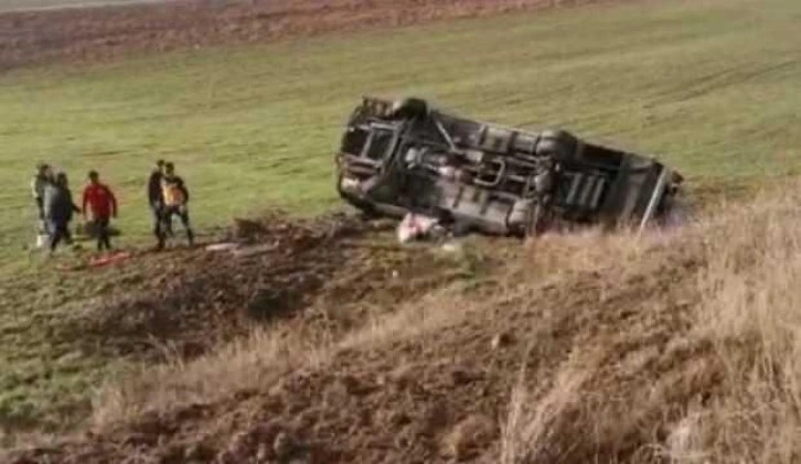 Amasya’da minibüs devrildi: Çok sayıda yaralı var