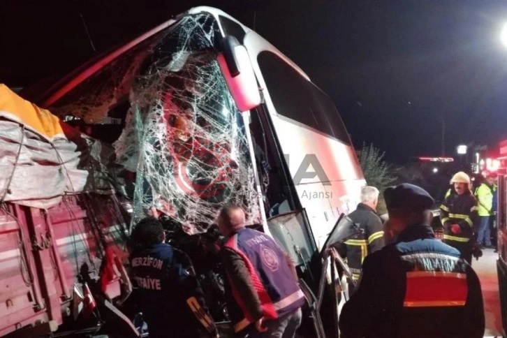 Amasya’da yolcu otobüsü ile kamyon çarpıştı: 2 ölü, 19 yaralı