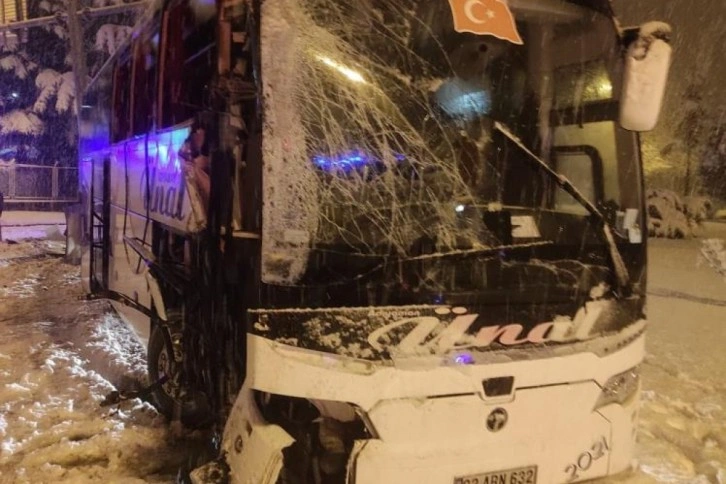 Amasya’da yolcu otobüsü karlı yolda kaza yaptı: 12 yaralı