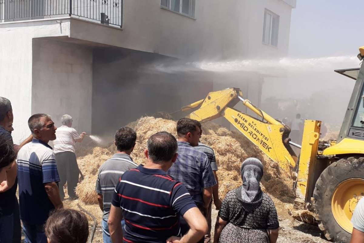 Ambar yangını meraklı vatandaşlara maske ve sosyal mesafeyi unutturdu