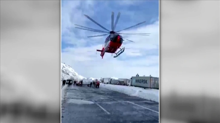 Ambulans helikopter TAG Otoyolu'nda mahsur kalan hasta bebek için havalandı