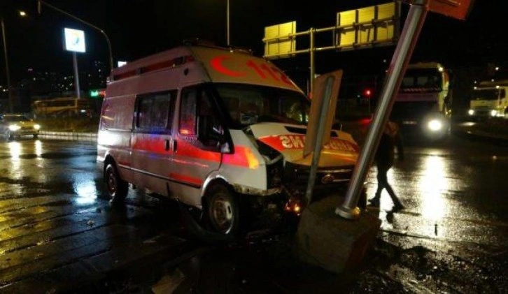 Ambulans ile iki otomobil çarpıştı: 1 yaralı