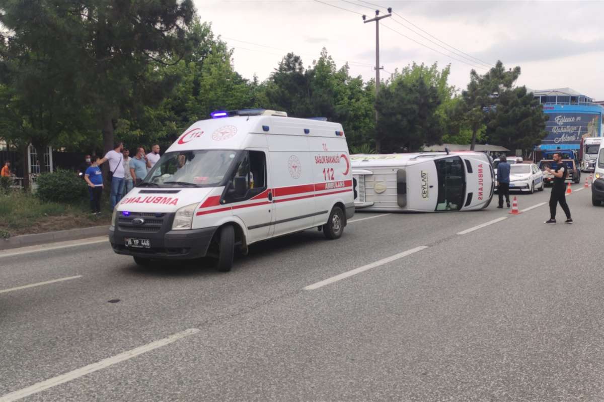 Ambulans kavşakta otomobille çarpıştı: 4 yaralı